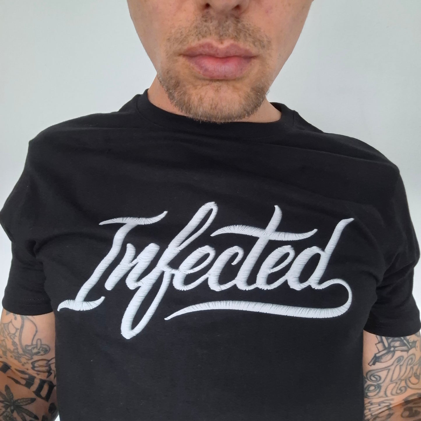 T-Shirt Infected Borduring Print