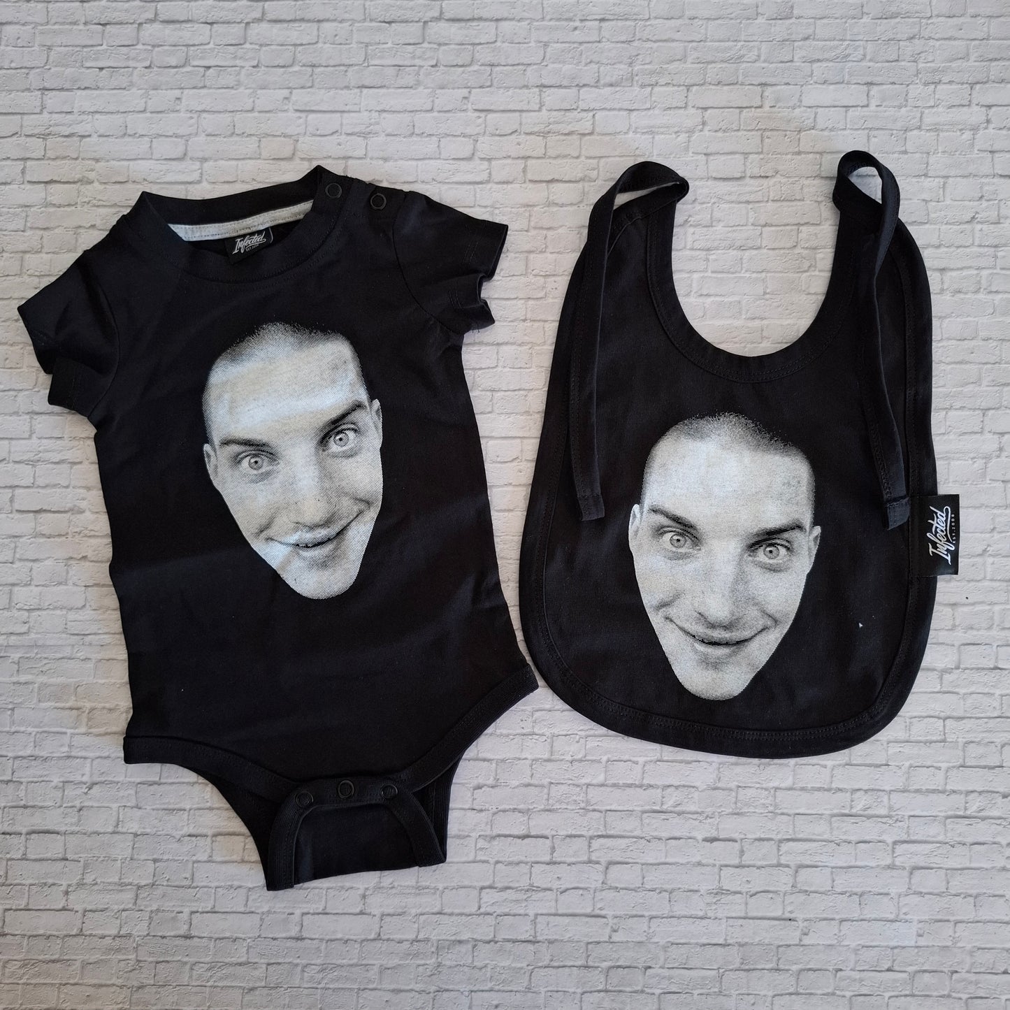 Baby Steen Kop Pakket Zwart (slabbetje + rompertje)