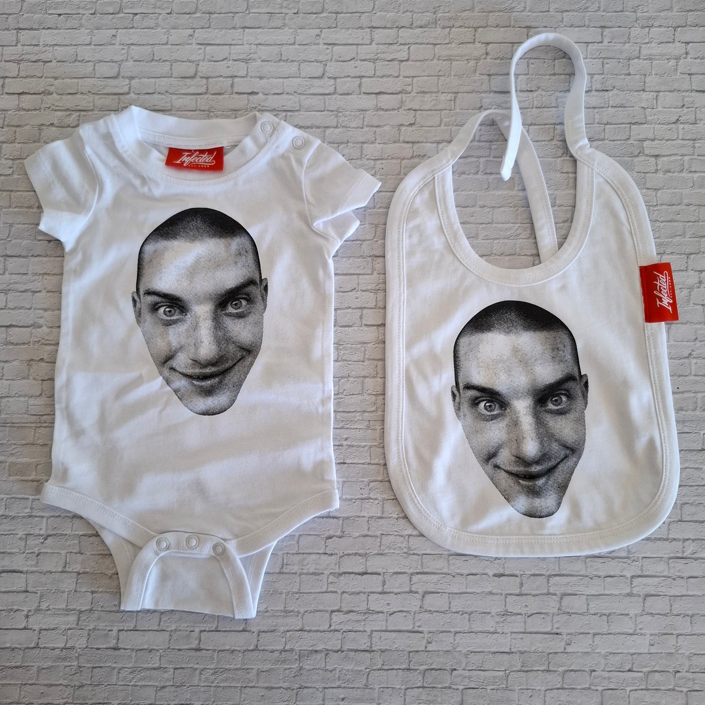 Baby Steen Kop Pakket (slabbetje + rompertje)