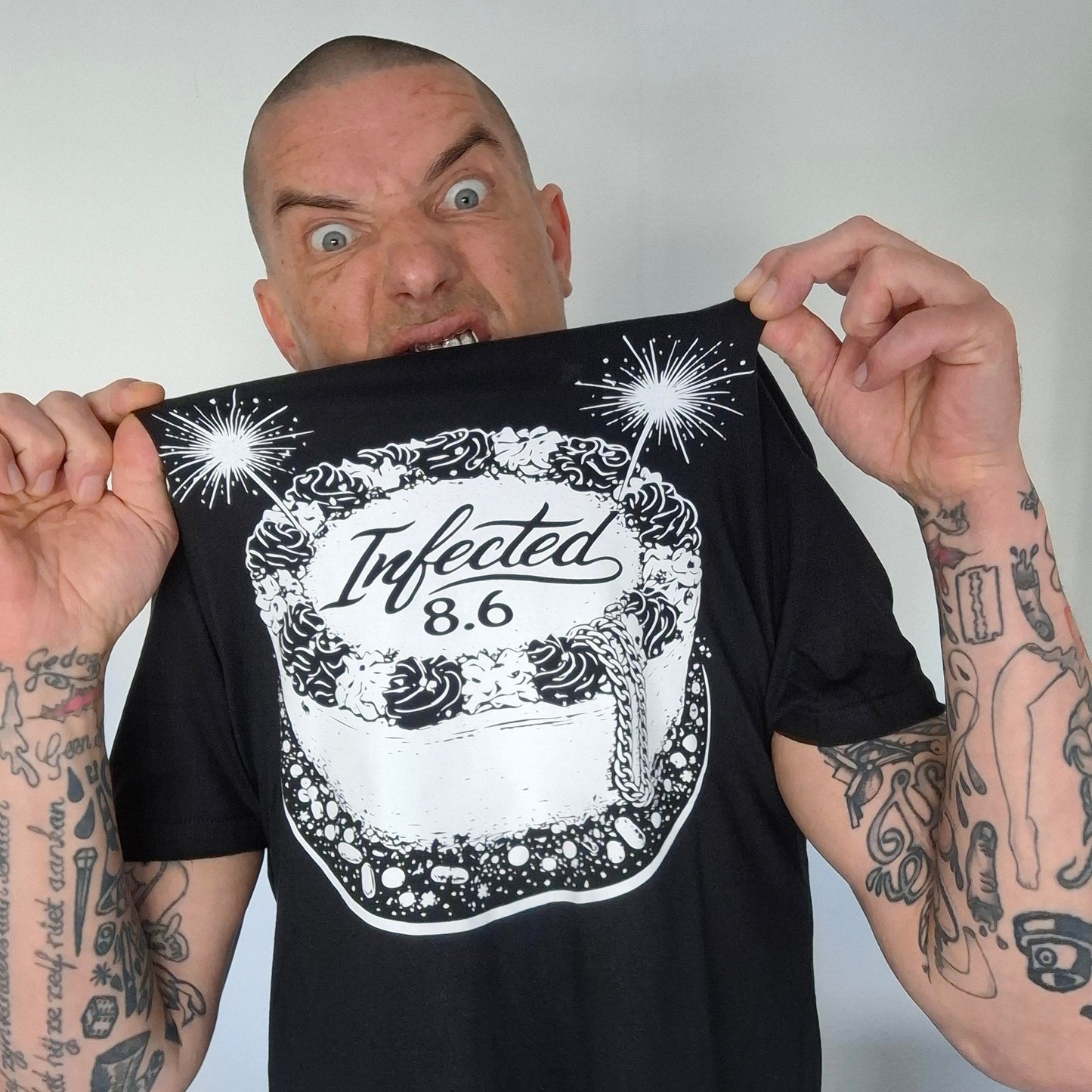 T-Shirt Infected 8.6 Taart