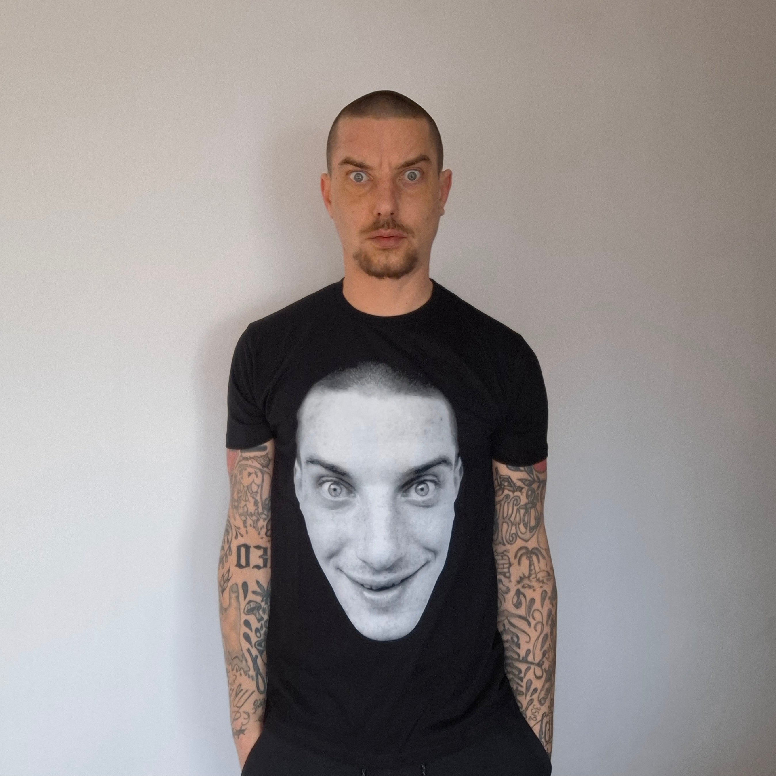 T-Shirt Steen Kop Zwart โ Infected Records