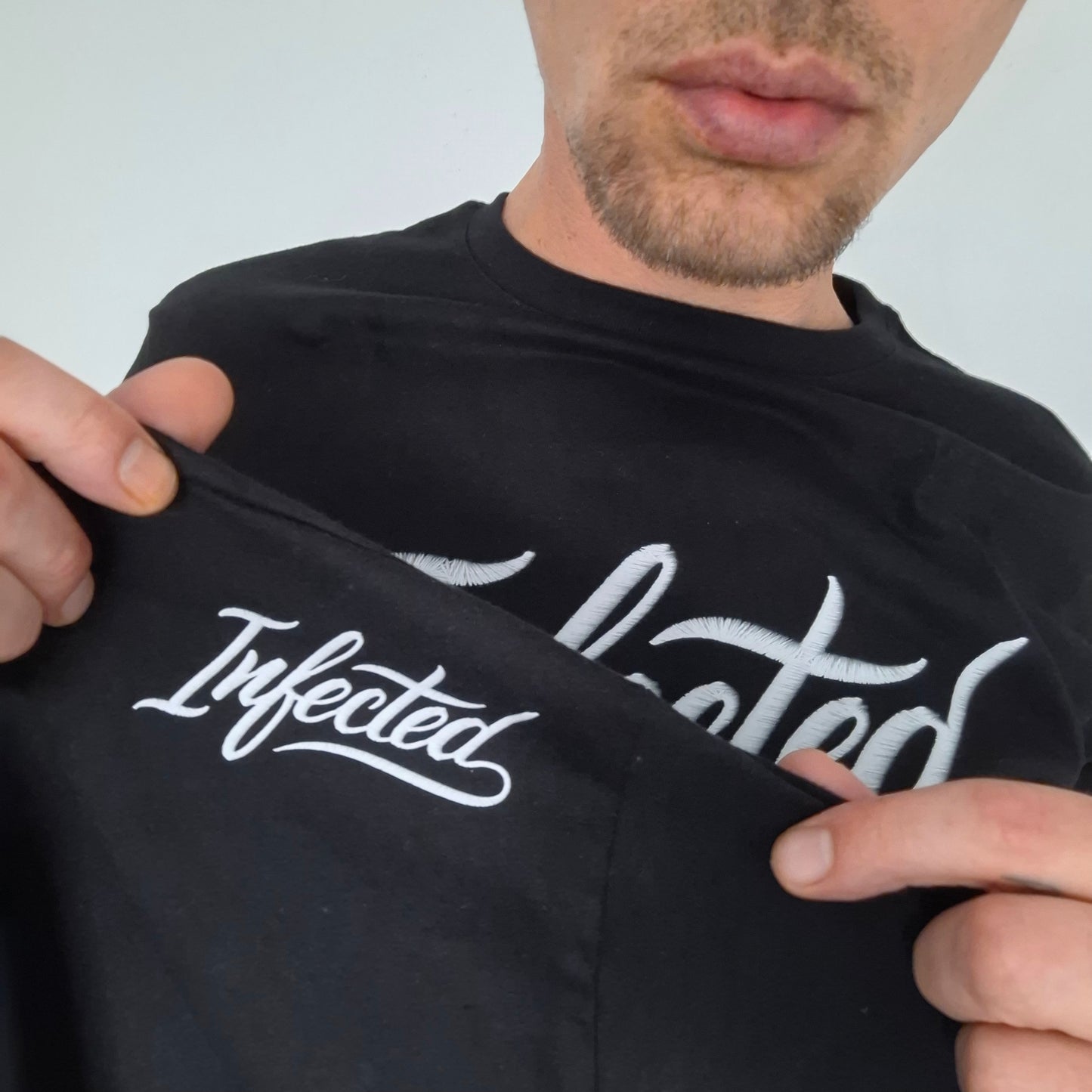 T-Shirt Infected Borduring Print