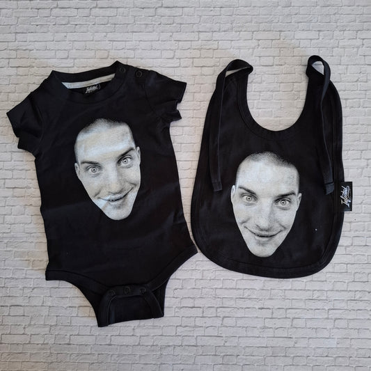 Baby Steen Kop Pakket Zwart (slabbetje + rompertje)