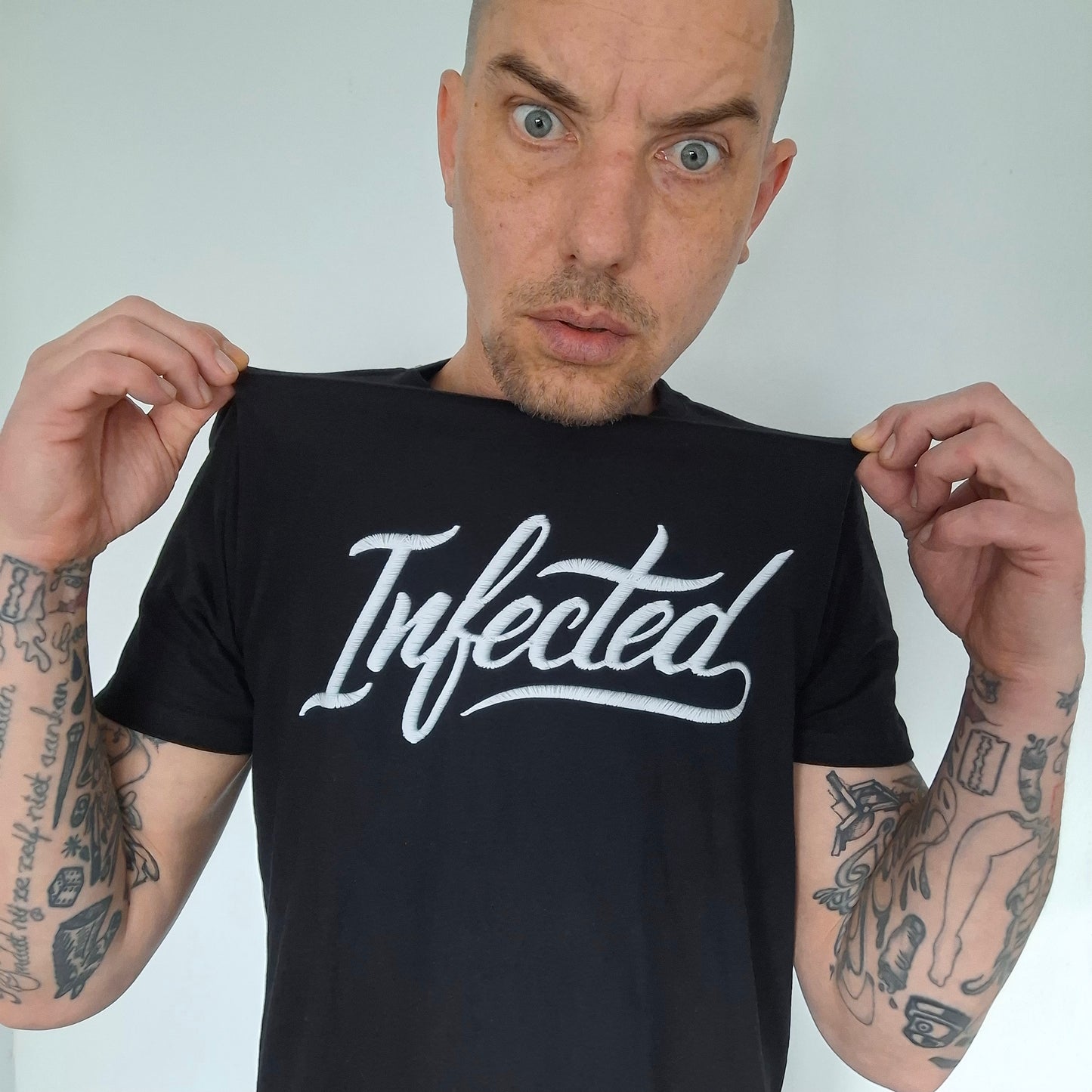 T-Shirt Infected Borduring Print