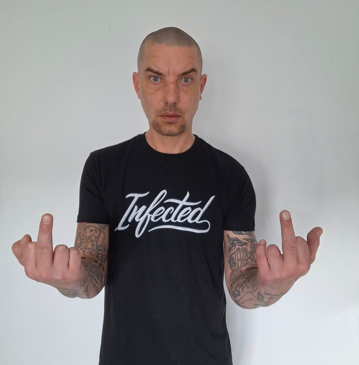 T-Shirt Infected Borduring Print